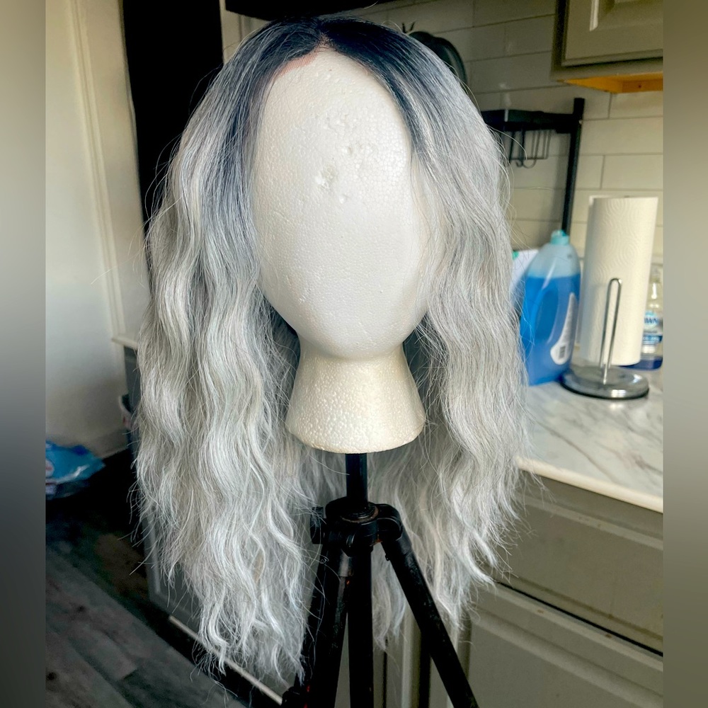 Like-New Wavy Lace-Front Silver Rooted Shoulder-Length Wig - Versatile Style